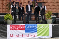 Burg-zu-Hagen_Sommerabend-auf-dem-Burghof_01