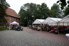 Burg-zu-Hagen_Sommerabend-auf-dem-Burghof_05