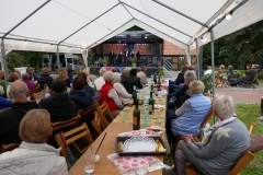 Burg-zu-Hagen_Sommerabend-auf-dem-Burghof_06