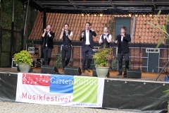 Burg-zu-Hagen_Sommerabend-auf-dem-Burghof_08