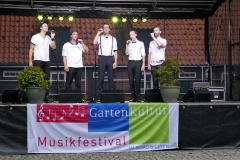 Burg-zu-Hagen_Sommerabend-auf-dem-Burghof_09
